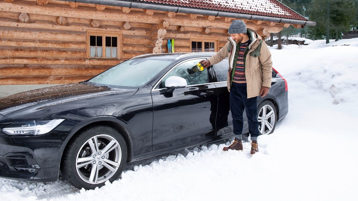 Za škrábání skel auta s nastartovaným motorem prý hrozí tučná pokuta